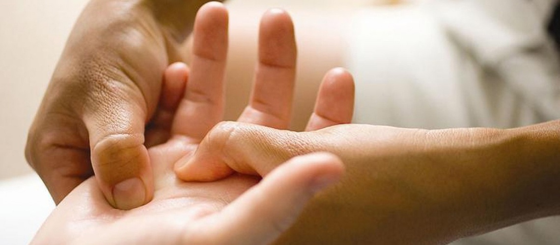 Первая помощь и лечение растяжения связок кисти руки