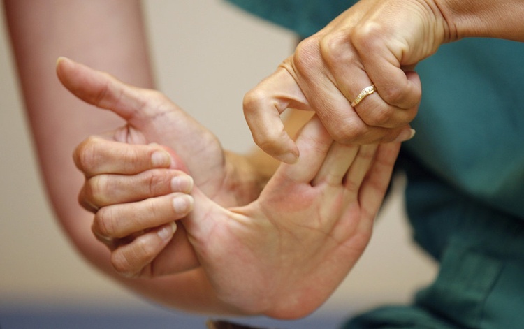 Растяжение связок руки : симптомы и лечение растяжения связок руки